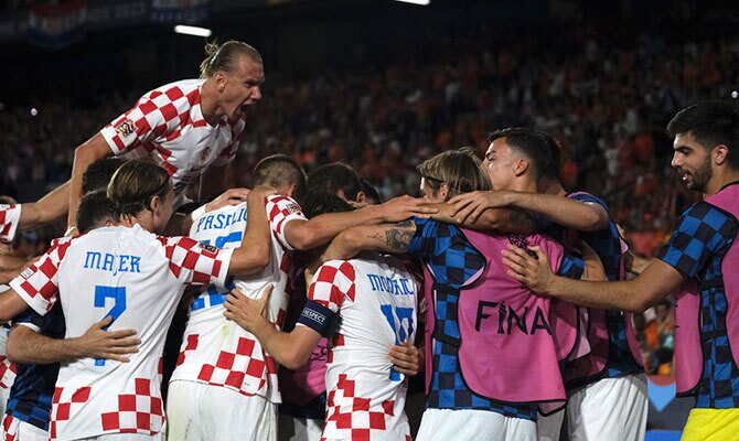 Jugadores de Croacia festejan un gol contra Paises Bajos en semifinales de UNL