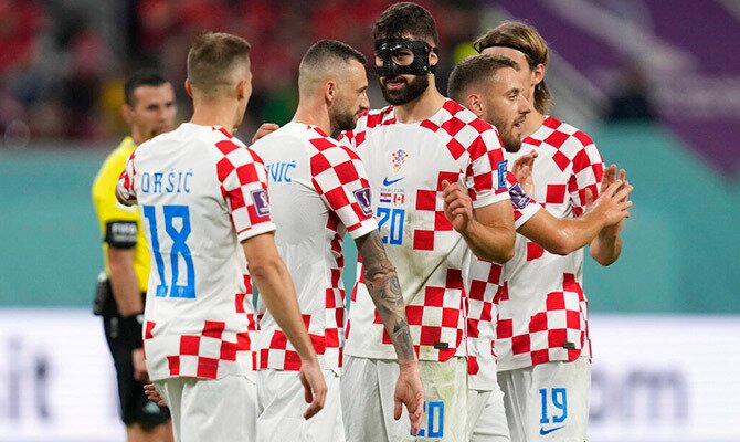 Luka Modric saluda a otros jugadores de Croacia en partido del Mundial 2022