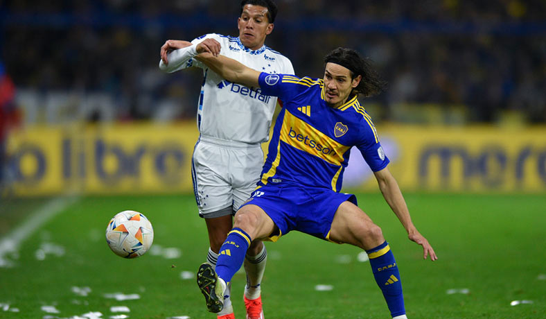 Edinson Cavani de Boca Juniors lucha con Lucas Romero de Cruzeiro