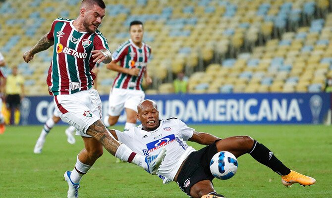 Nathan de Fluminense en acción de un partido internacional