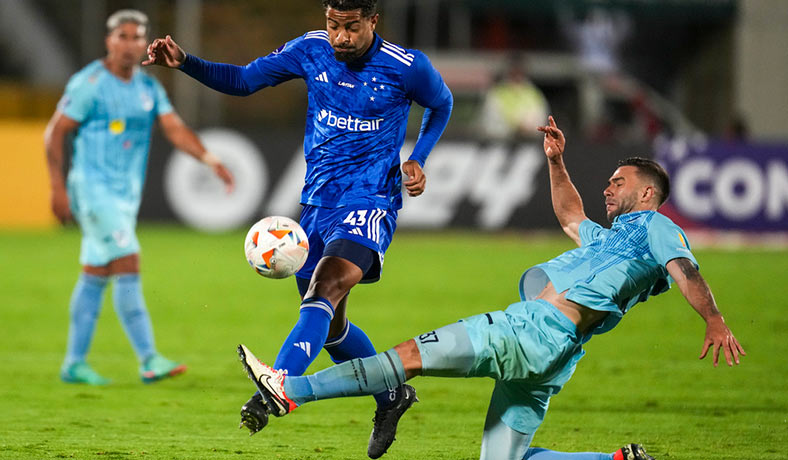 Fausto Grillo de Universidad Catolica ante Joao Marcelo de Cruzeiro