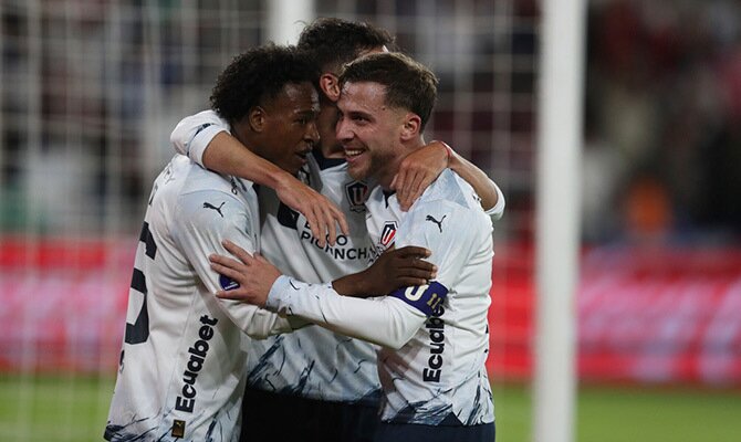 Lucas Piovi, Jhojan Julio y Dario Caceres celebran un gol de Liga de Quito