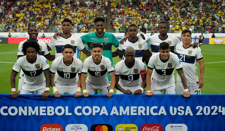 El equipo de Ecuador antes de iniciar el partido contra Mexico