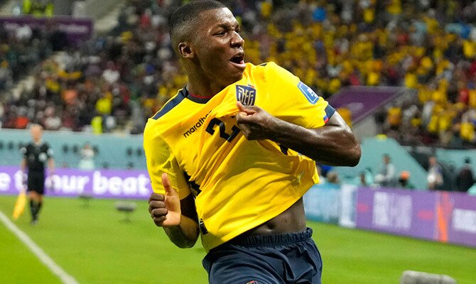 Moises Caicedo festeja una anotacion de la Seleccion Ecuatoriana