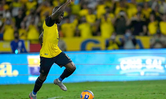 Enner Valencia domina el balon en partido de la seleccion ecuatoriana