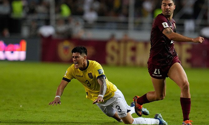 Piero Hincapie de Ecuador cae ante la marca de Alexander Gonzalez de Venezuela