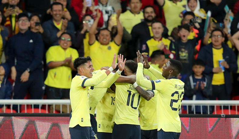 La Selección Ecuatoriana festeja un gol contra Chile