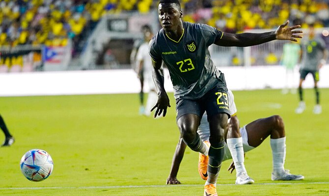 Moises Caicedo en accion con Ecuador ante Cabo Verde