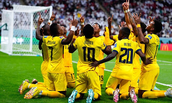 La seleccion de Ecuador celebra un gol ante Qatar en el Mundial 2022