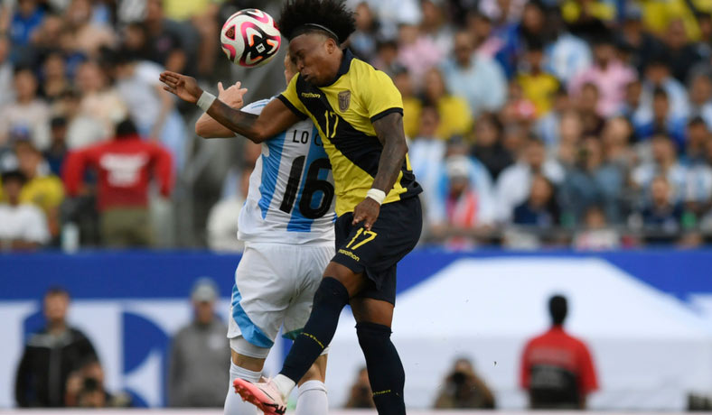 Angelo Preciado de Ecuador ante Lo Celso de Argentina