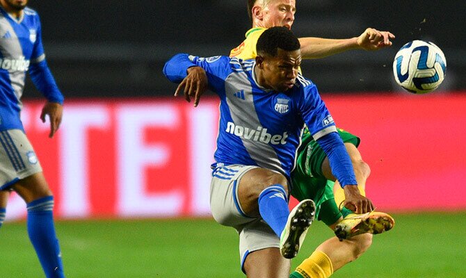 Romario Caicedo de Emelec en partido ante Defensa por Copa Sudamericana