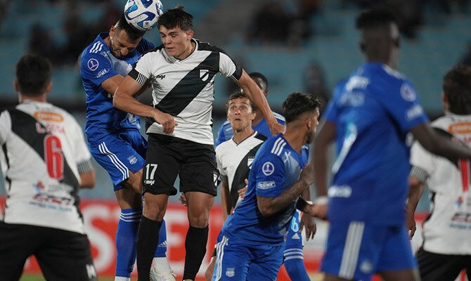 Cain Fara de Emelec y Rafael Haller de Danubio en busca del balon