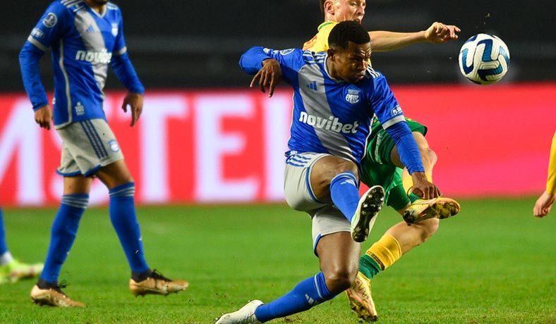 Romario Caicedo de Emelec en partido de Copa Sudamericana