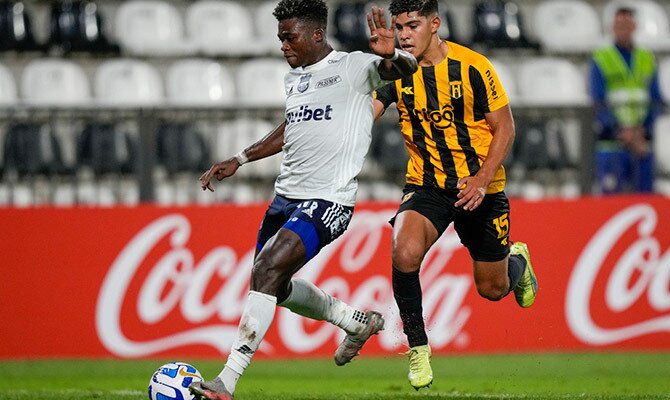 Edgar Lastre de Emelec en accion del juego contra Guaraní por Copa Sudamericana