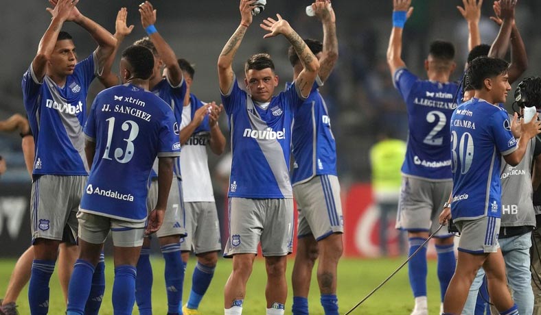 Jhon Sánchez y otros jugadores de Emelec saludan a la hinchada