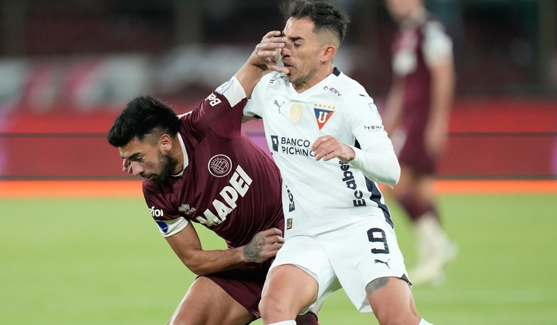 Lisandro Alzugaray de Liga en partido de Copa Sudamericana