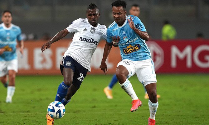 Miler Bolanos de Emelec y Nilson Loyola de Sporting Cristal