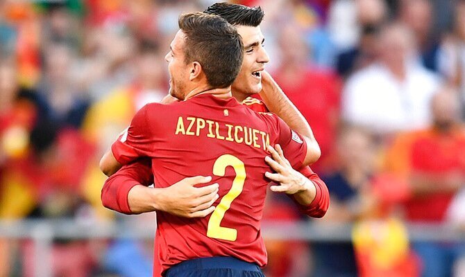 Azpilicueta y Morata festejan una anotacion de la selección de España