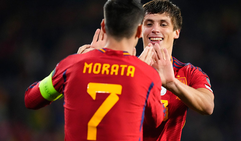 Robin Le Normand y Alvaro Morata celebran un gol de España