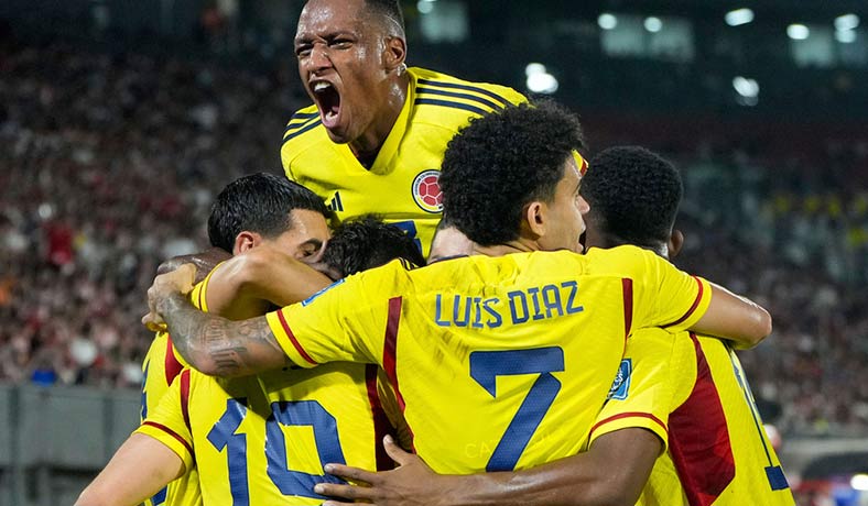 Colombia celebra un gol de Rafael Santos Borre contra Paraguay