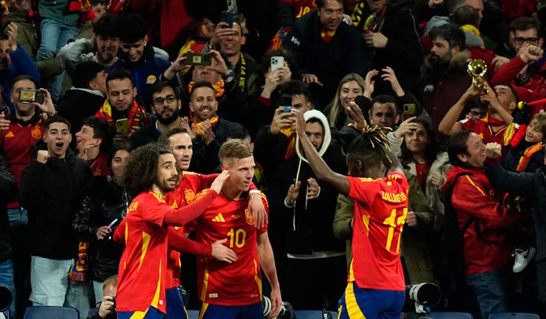 Dani Olmo festeja un gol de España ante Brasil