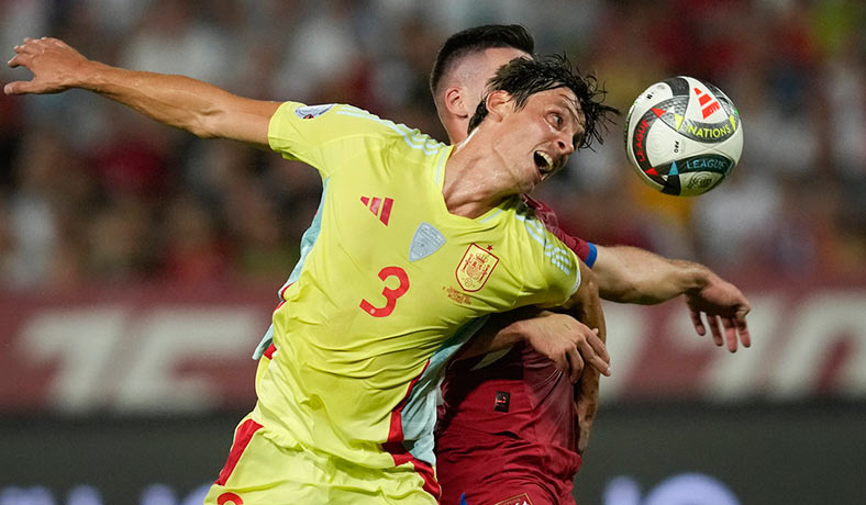 Le Normand cabecea el balon en partido de España ante Serbia