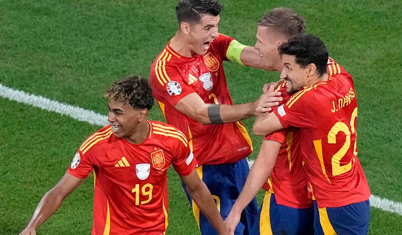 Jugadores de España festejan el gol de Dani Olmo en semifinales