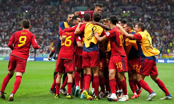 La Selección de España se abraza tras una anotacion en la Copa del Mundo 2022