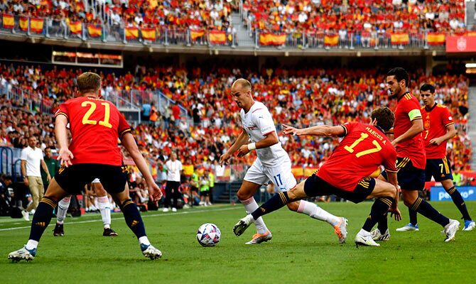 Marcos Alonso de la seleccion española en accion ante Republica Checa