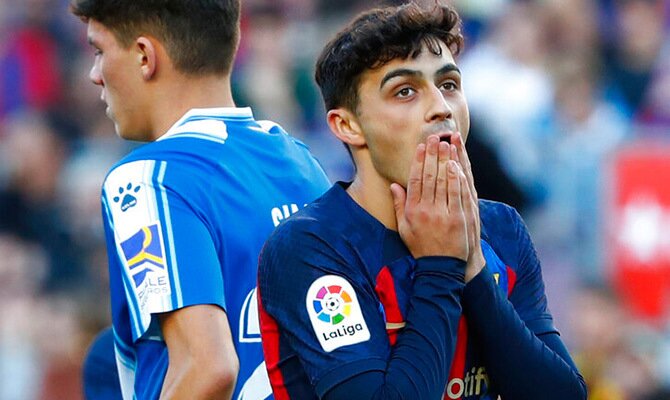 Pedri del Barcelona en partido contra el Espanyol en el Camp Nou