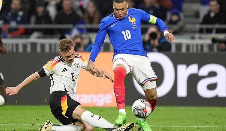 Kylian Mbappe de Francia ante Joshua Kimmich de Alemania