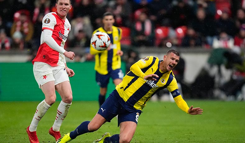 Edin Dzeko en partido de Fenerbahce ante Slavia Praga en UEL