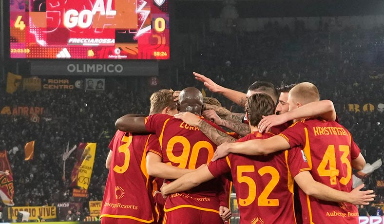 Jugadores de AS Roma festejan un gol de Dean Huijsen