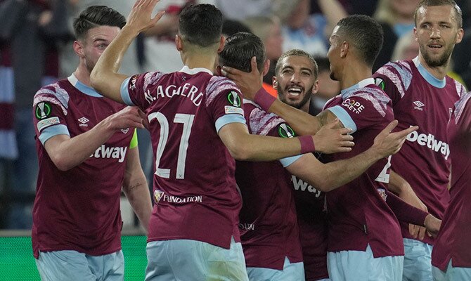 Futbolistas del West Ham celebran un gol en semifinales de la Conference League