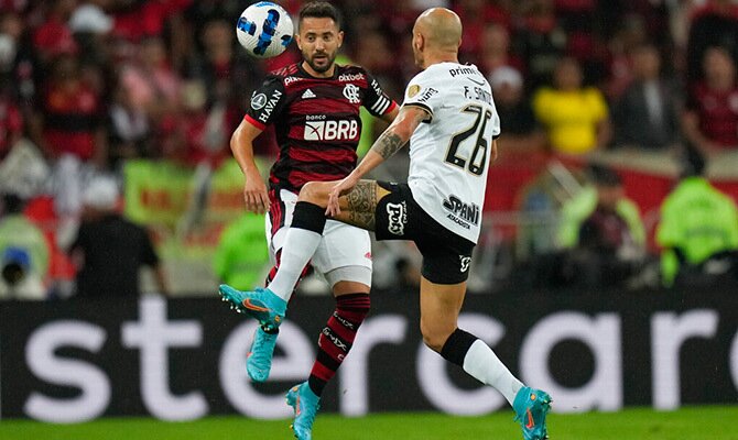 Everton Ribeiro de Flamengo y Fabio Santos del Corinthians