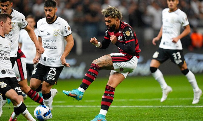 Gabriel Barbosa anotando un gol con el Flamengo ante Corinthians