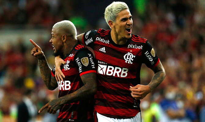 Marinho y Pedro celebran una anotacion del Flamengo en la Libertadores