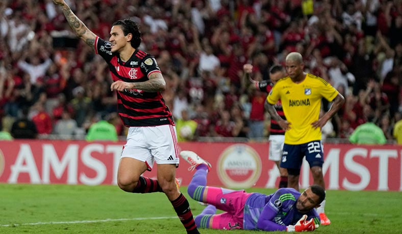 Pedro celebra un gol de Flamengo contra Millonarios