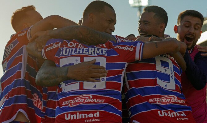 Jugadores de Fortaleza festejan un gol de Juan Martin Lucero