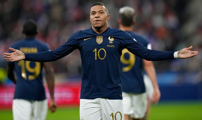 Kylian Mbappe celebra una anotacion de Francia en la Natrions League