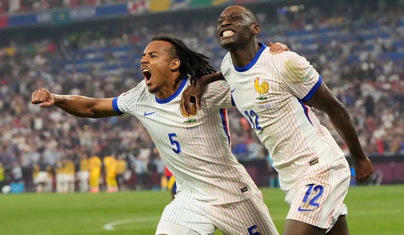 Kolo Muani y Kounde celebran un gol de Francia ante España