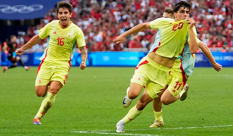 Juanlu Sanchez celebra un gol de España en semifinales de Paris 2024