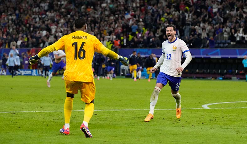 Theo Hernandez festeja el pase de Francia a semifinales con Maignan