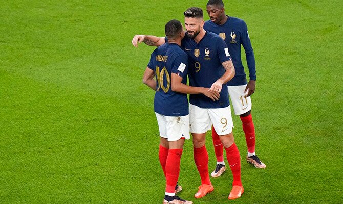 Mbappe, Giroud y Dembele celebran una anotacion de Francia en el Mundial 2022