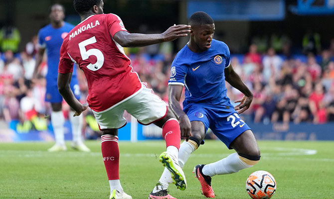 Moises Caicedo del Chelsea domina el balon ante el Nottingham Forest