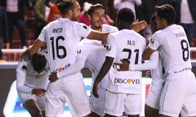 Los jugadores de LDU Quito celebran un gol. Conoce las cuotas del Delfín SC vs Liga de Quito.