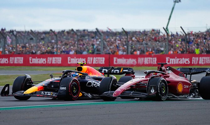 Sergio Perez de Red Bulls contra Charles Leclerc de Ferrari en una curva