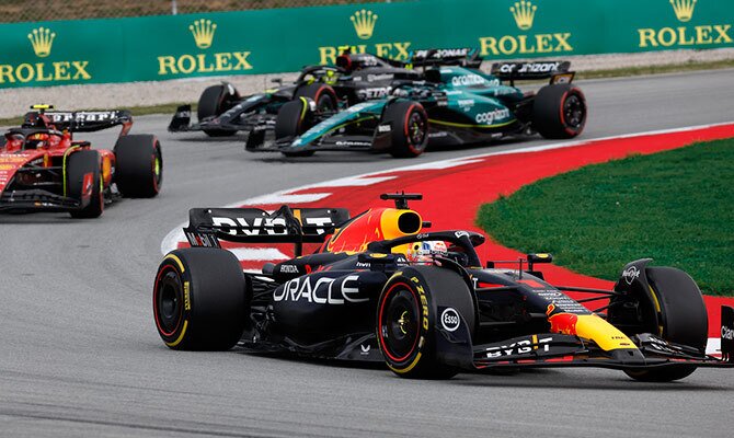 Max Verstappen liderando la carrera en el Gran Premio de España 2023