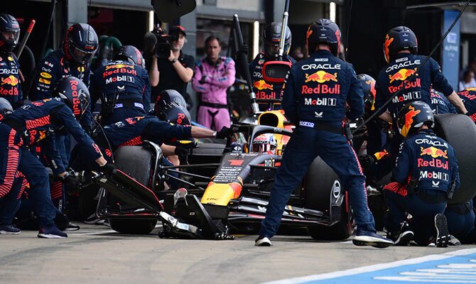 Max Verstappen en un pit stop en Silverston en el GP de Gran Bretaña