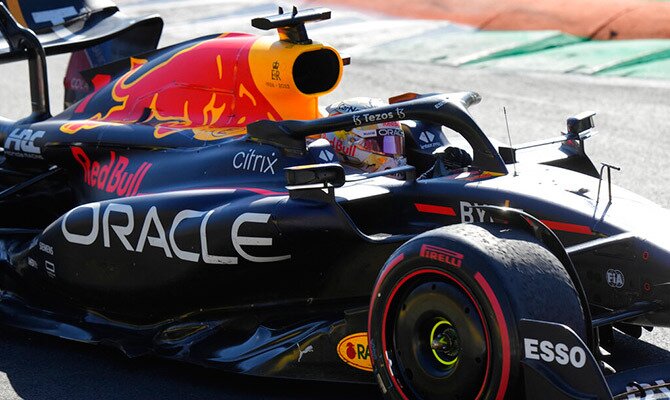 Max Verstappen toma una curva en el GP de Países Bajos